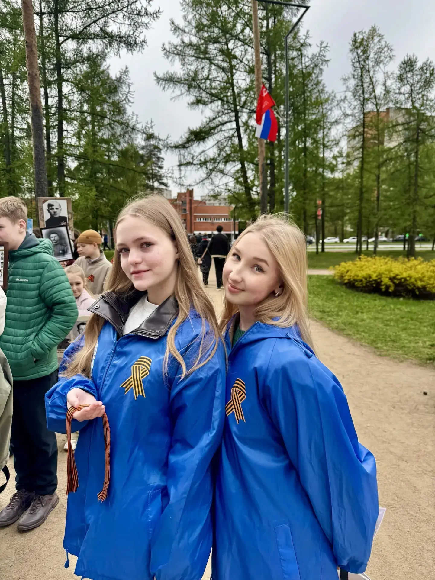 🎗️ Районная акция «Георгиевская ленточка»  7 мая ученицы нашей гимназии Ксения Павлюкова и Леся Собо