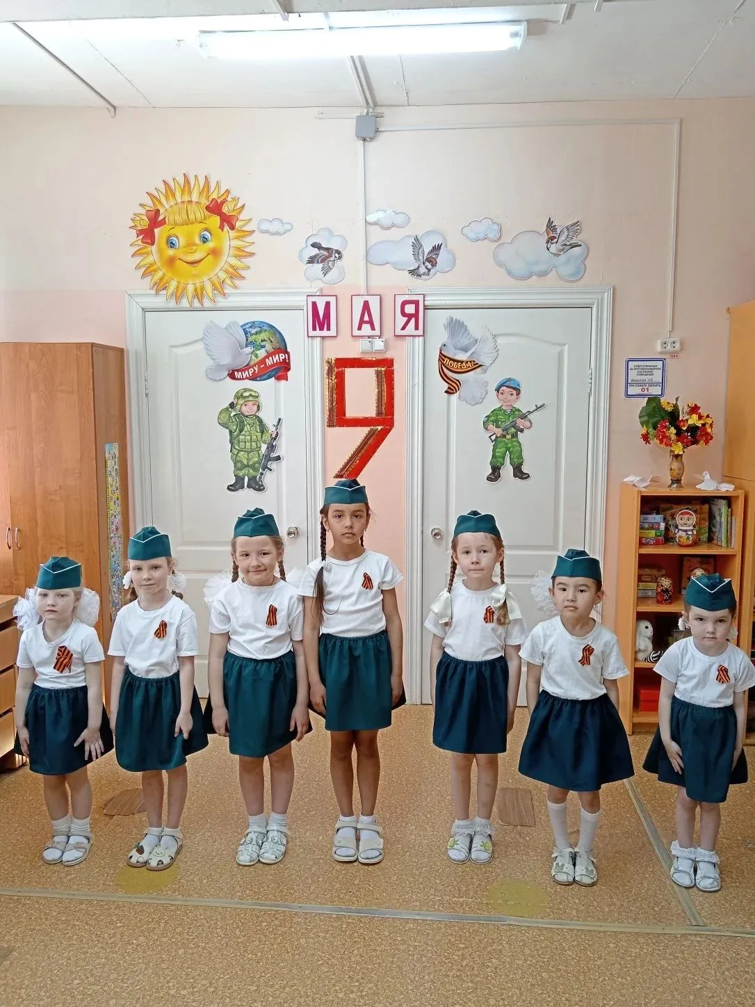 День Победы 9 Мая -
Праздник мира в стране и весны.
В этот день мы солдат вспоминаем,
Не вернувшихся