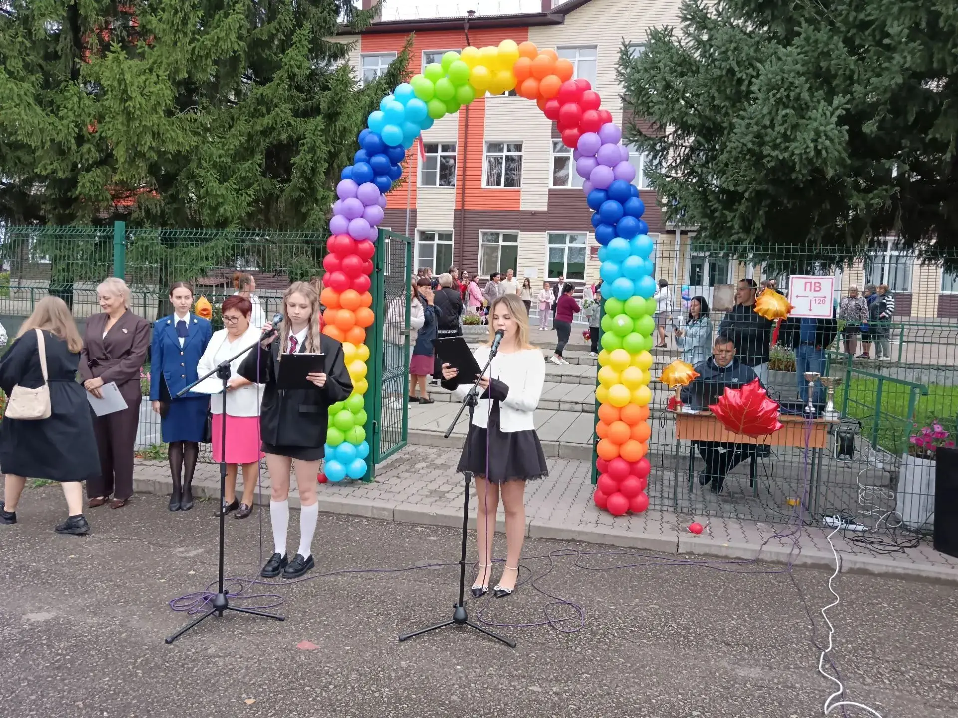 Школьные двери снова открыты! 🏫✨