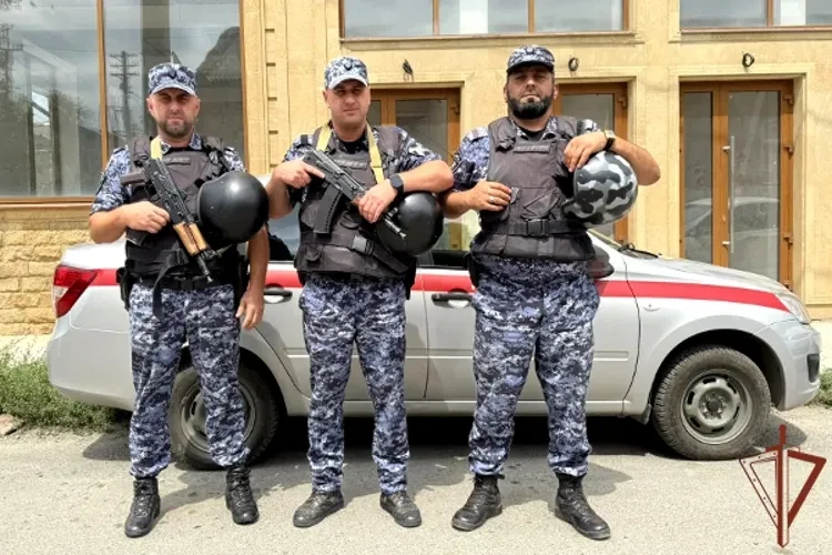 Росгвардейцы оказали помощь жителю Хасавюрта, которому внезапно стало плохо на улице