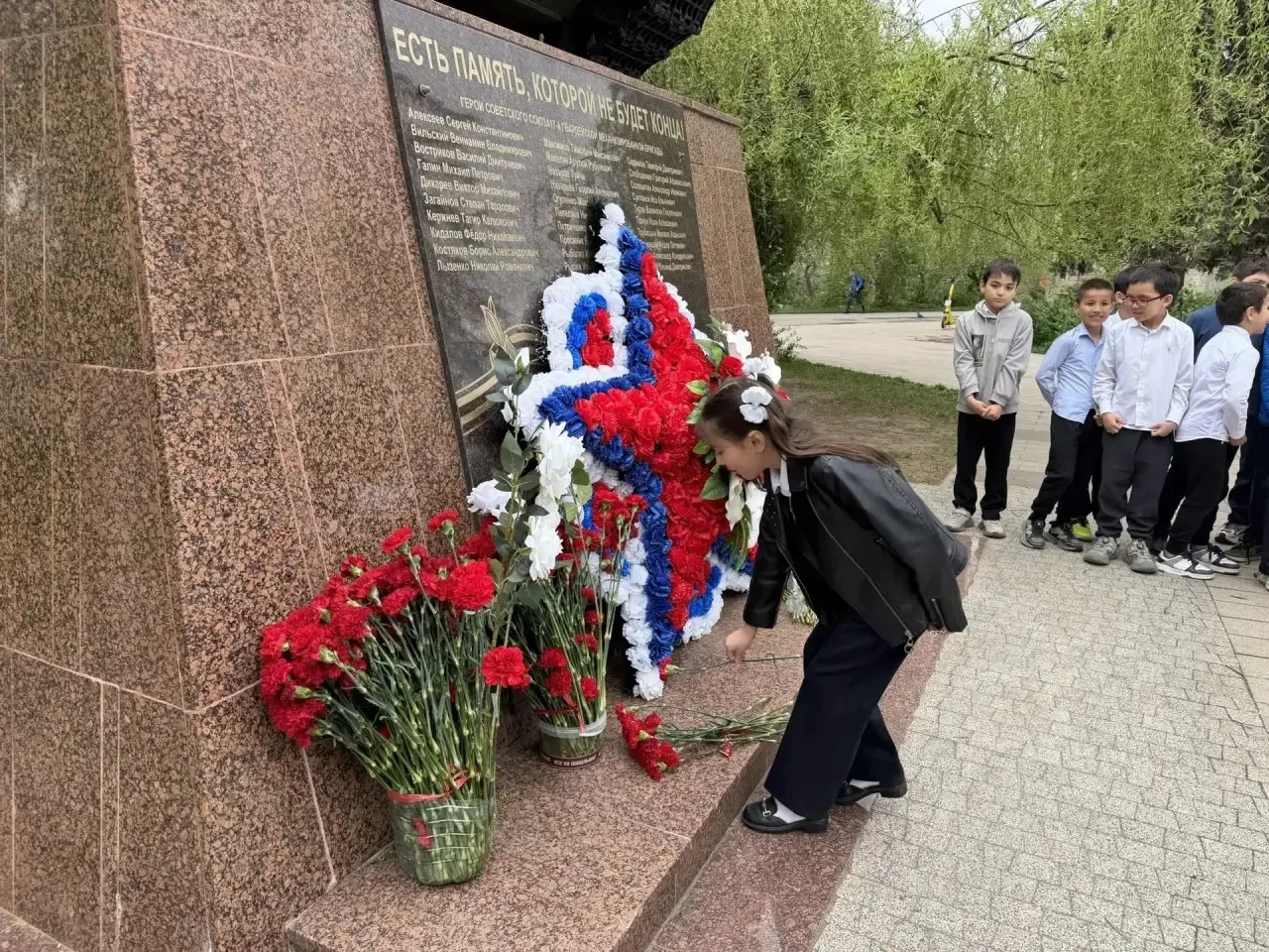 Сегодня наши ученики 2 «Д» и 2 «Е» классов с гордостью и уважением возложили цветы к памятнику героя