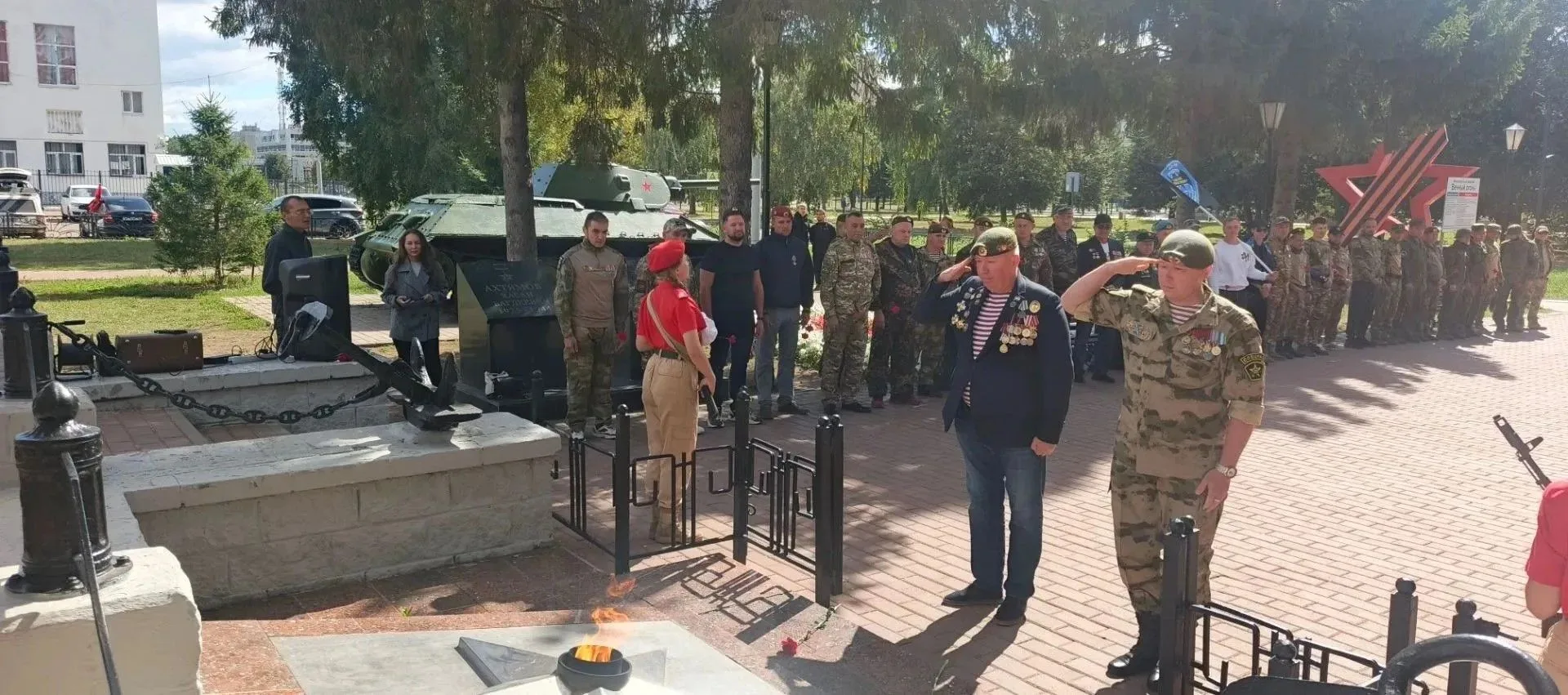 В Салавате у мемориального комплекса «Вечный огонь» состоялся торжественный митинг, пос...