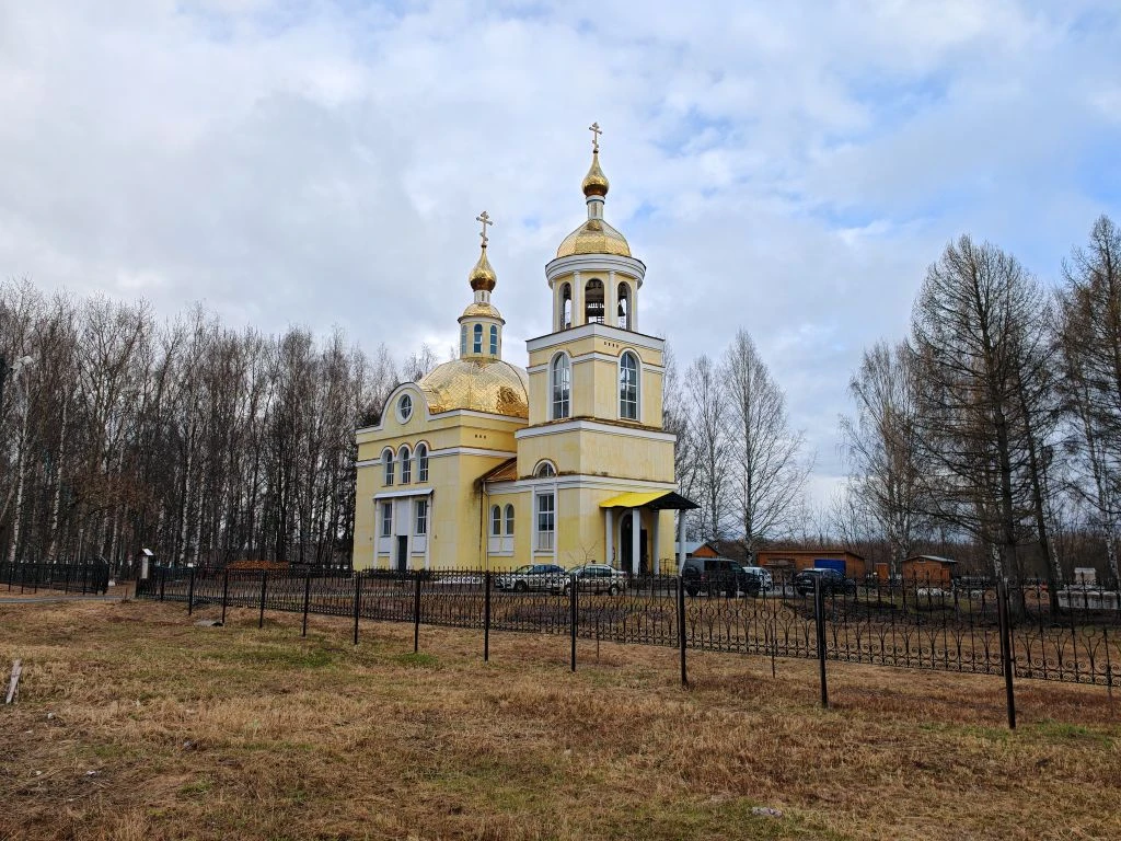 Крестовоздвиженский храм, пгт. Мурыгино.  Здесь паломники останавливаются на ночлег на самом берегу 