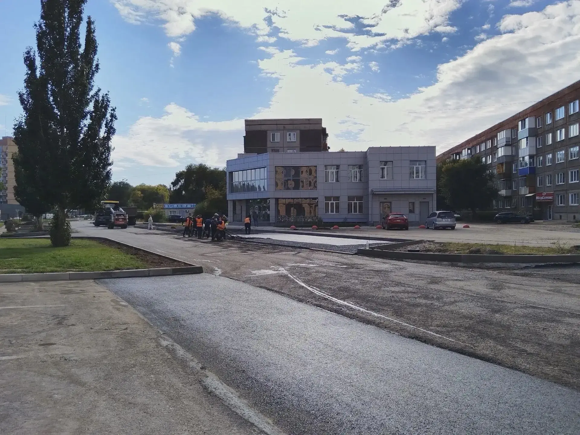 🚧 На улице Комарова в Абакане укладывают верхний слой асфальта