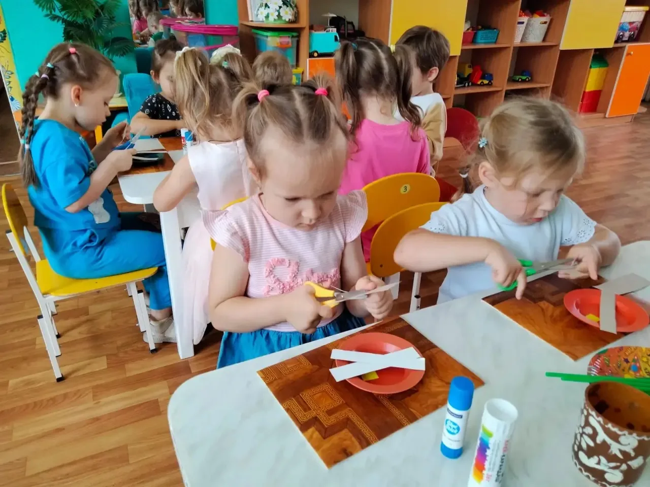 8 июля - День семьи, любви и верности 🧑‍🦰🧑‍🦱👶 ❤️🌼☀
Дети средней группы № 9 сделали символ этог