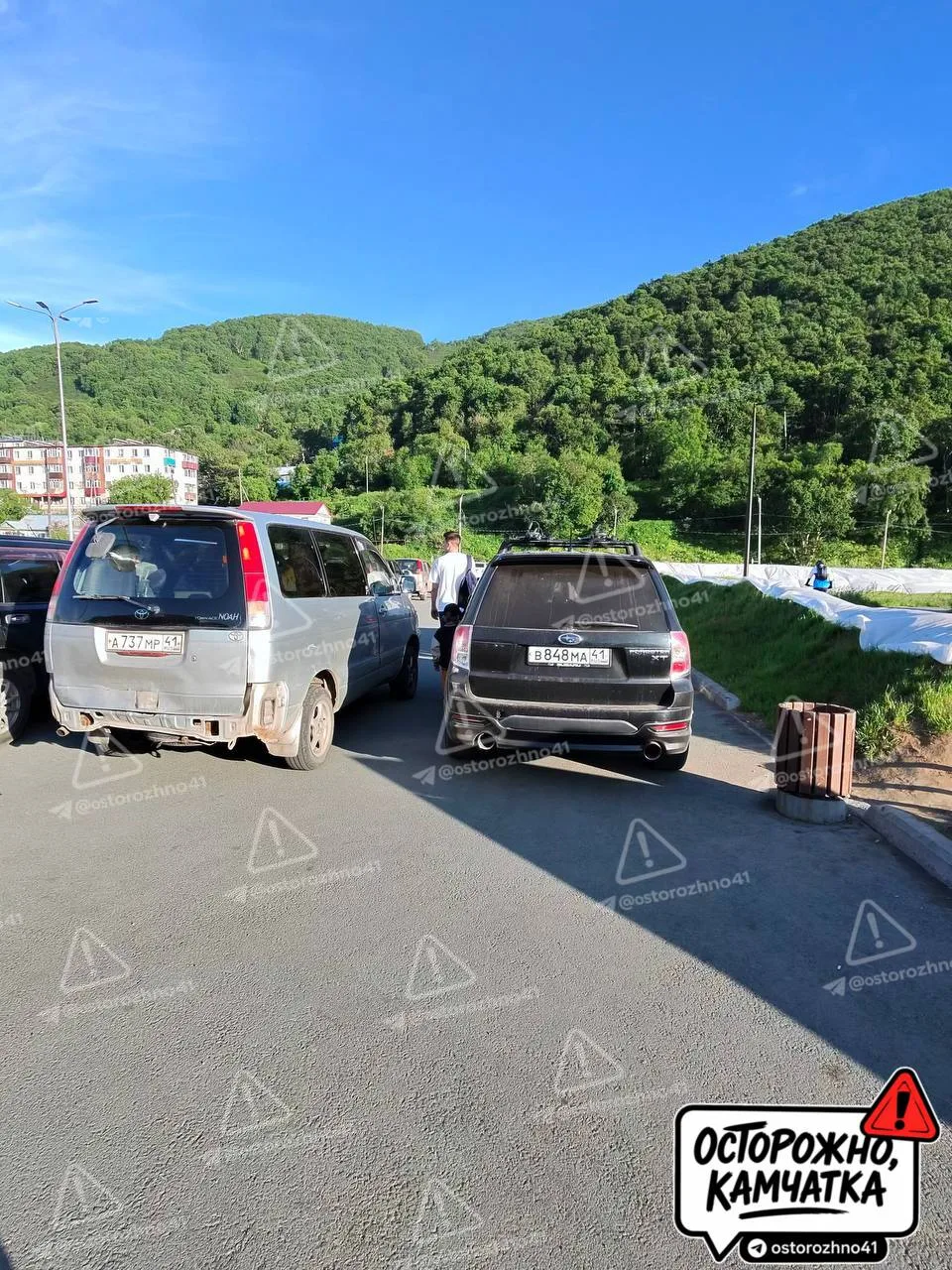 🔞  Осторожно, паркуны

#намприлетело 
«Гении парковки на Спартаке. Просто заставили проезд, когда к