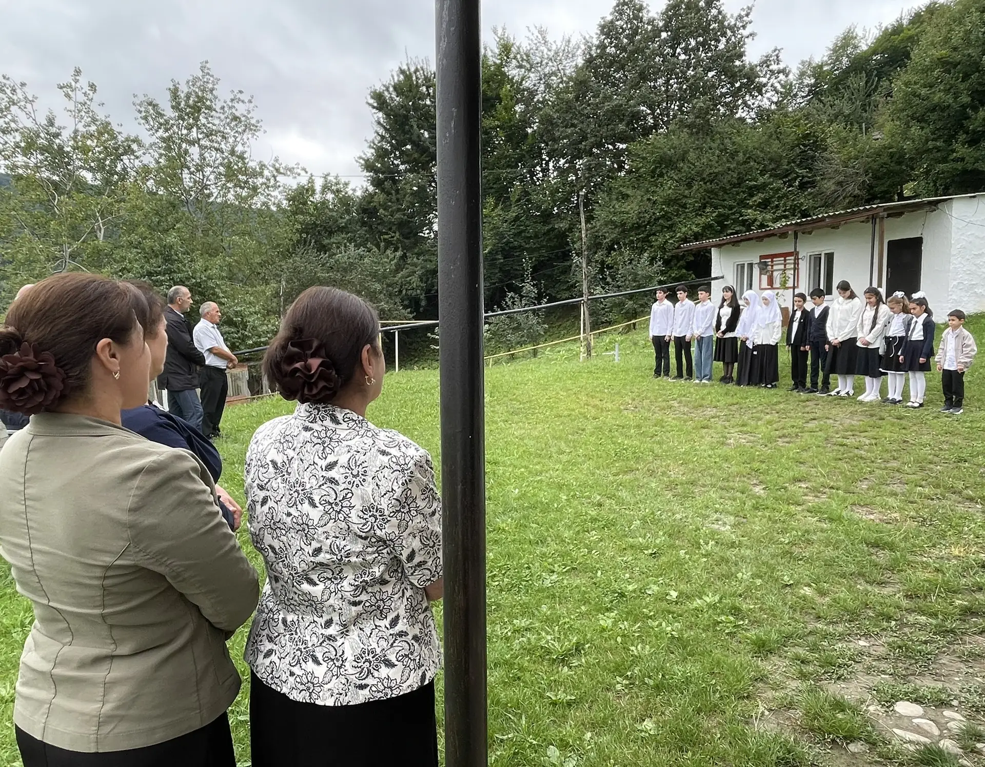 Сегодня в нашей школе прошла торжественная линейка, посвящённая Дню знаний.