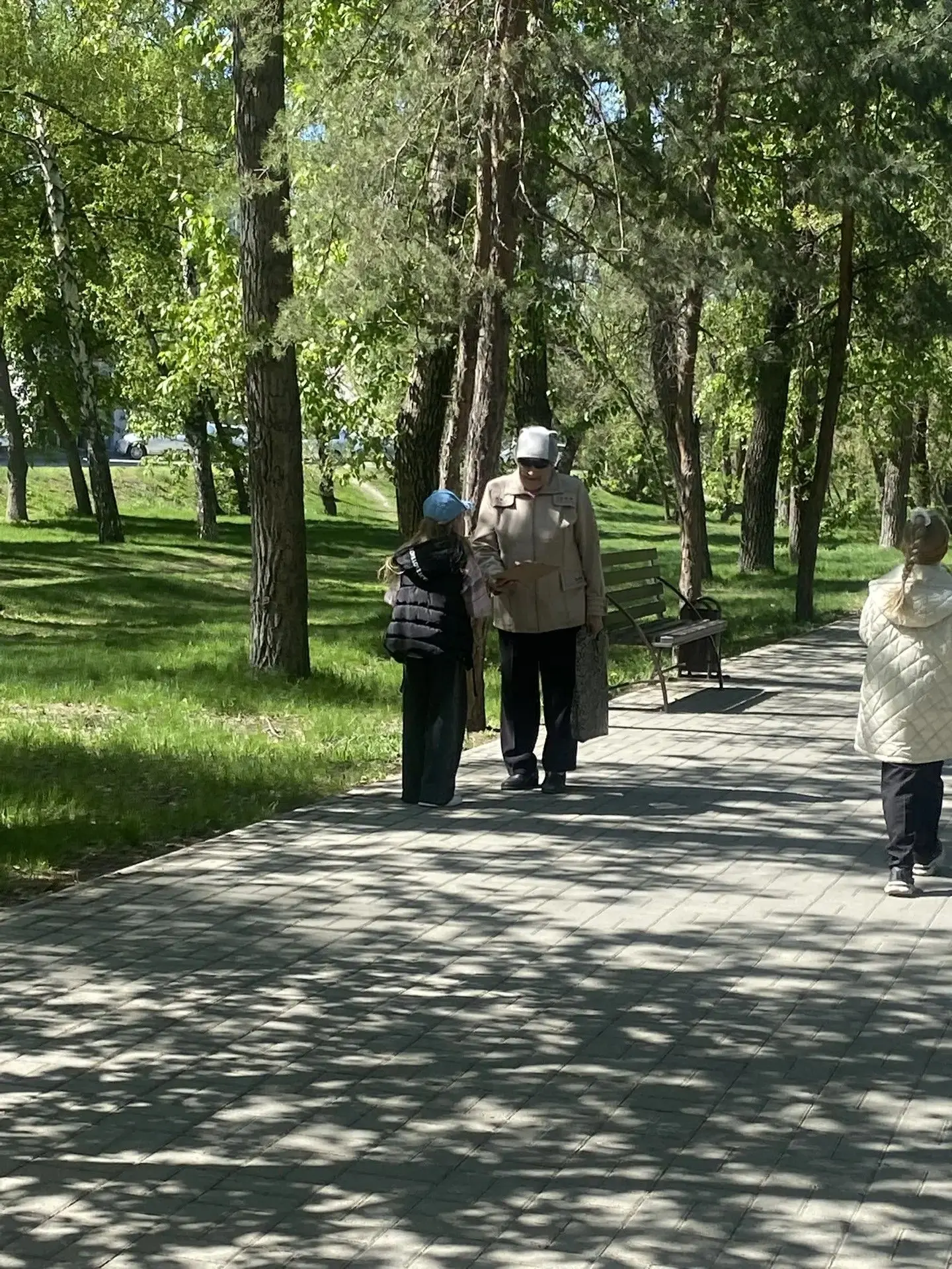 🇷🇺 Ученики младших классов вышли на прогулку с самой важной миссией — дарить тепло и память. Ребята 