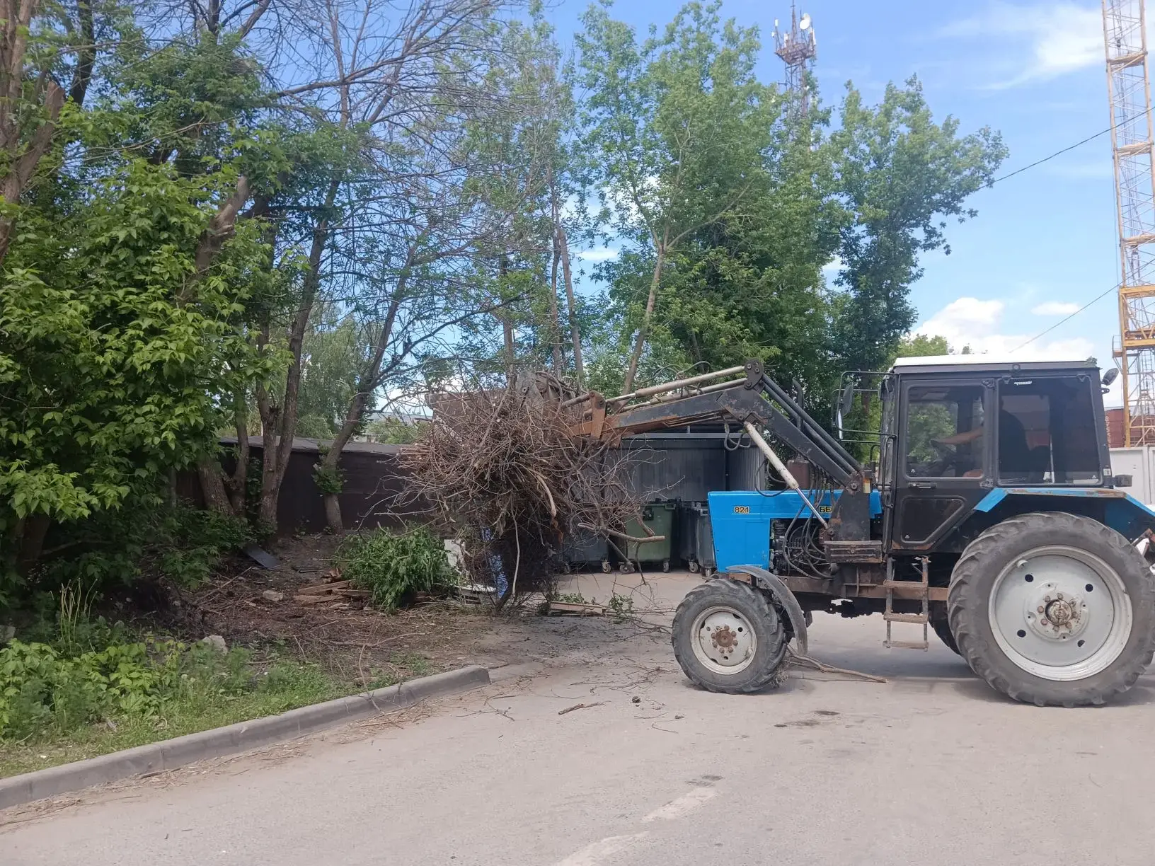 Механизированный сбор и вывоз кустарниковой поросли. 🚜