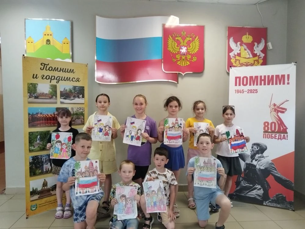 Краски Родины: акция «Рисуй Россию» 🇷🇺🎨

Наши творческие активисты из Движения «Волонтеры Победы»