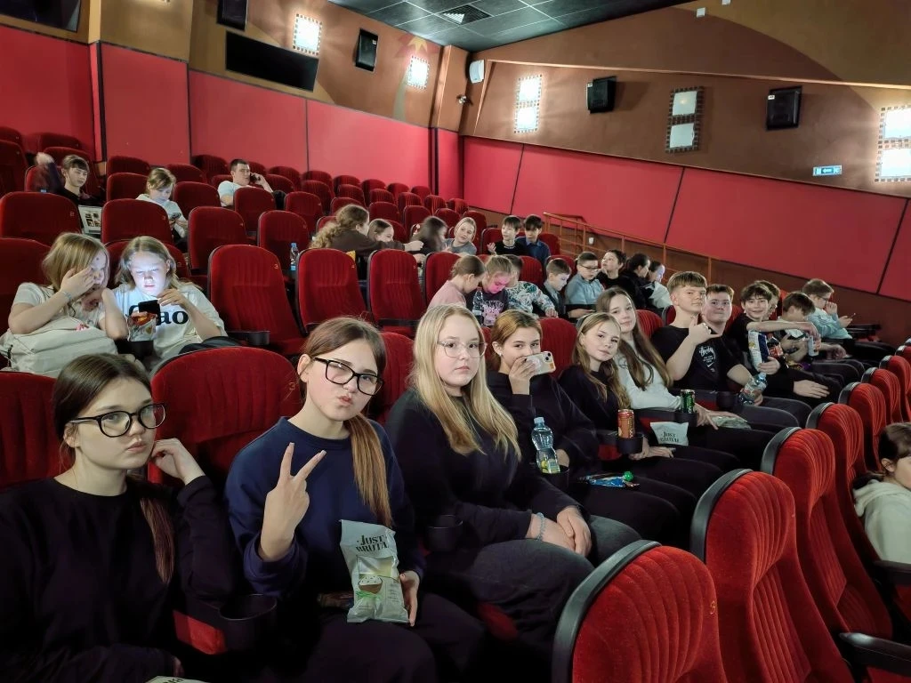 Космос начинается с нас! 🚀  В преддверии Дня космонавтики 8 "д" класс отправился в кинотеатр на особ