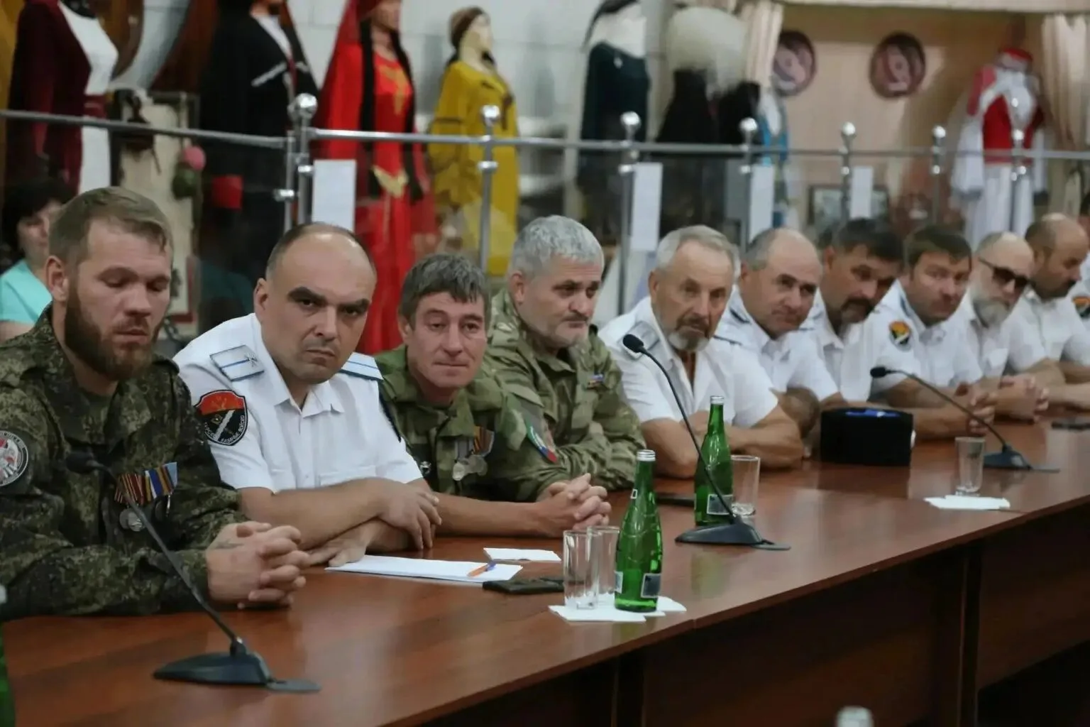 Председатель Тарумовского районного Собрания депутатов Хабибула Халимов и казаки Тарумо...