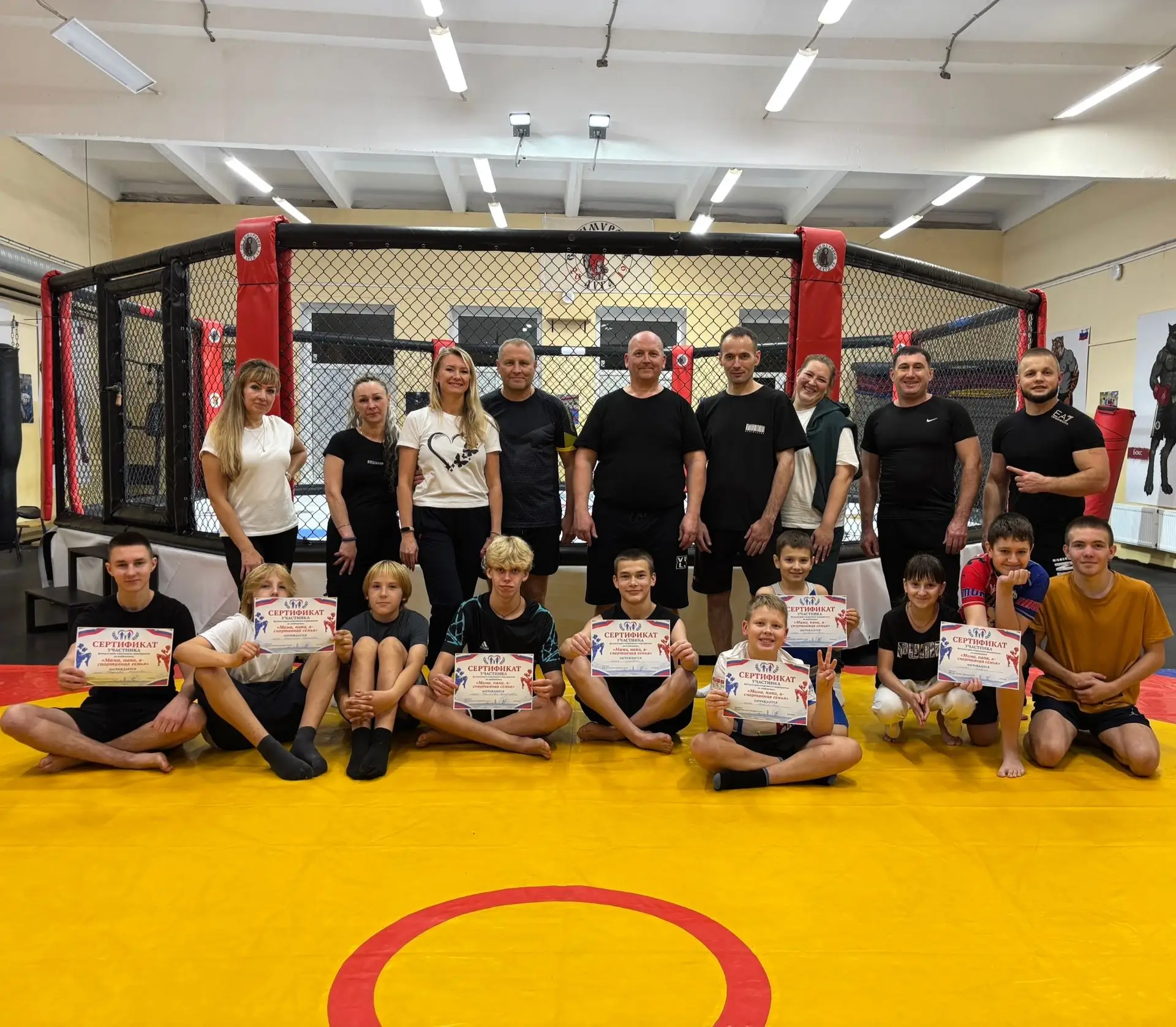 🔥 В Лужской спортивной школе прошло физкультурно-спортивное мероприятие «Папа, мама, я...