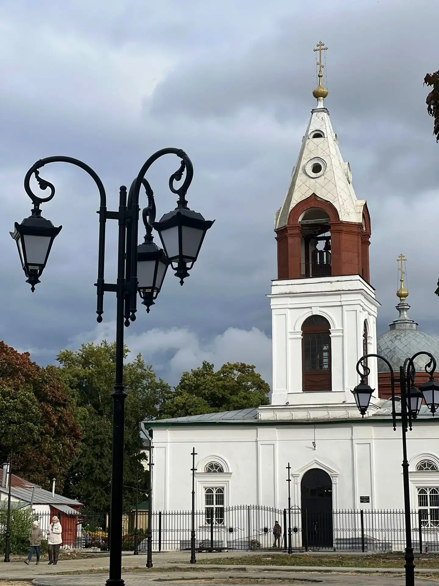 ✨ Общественное пространство "Дорога к храму" продолжает преображаться. Установка фонаре...