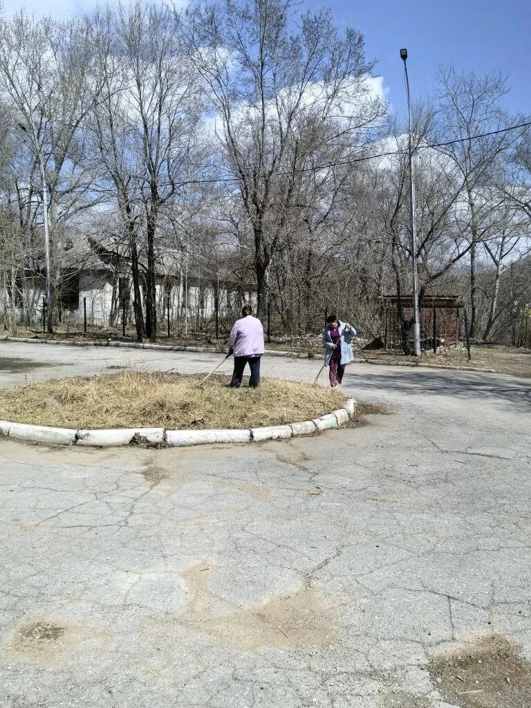 Сегодня коллектив Дальнегорской больницы вышел на субботник  Навели порядок на территории больничног
