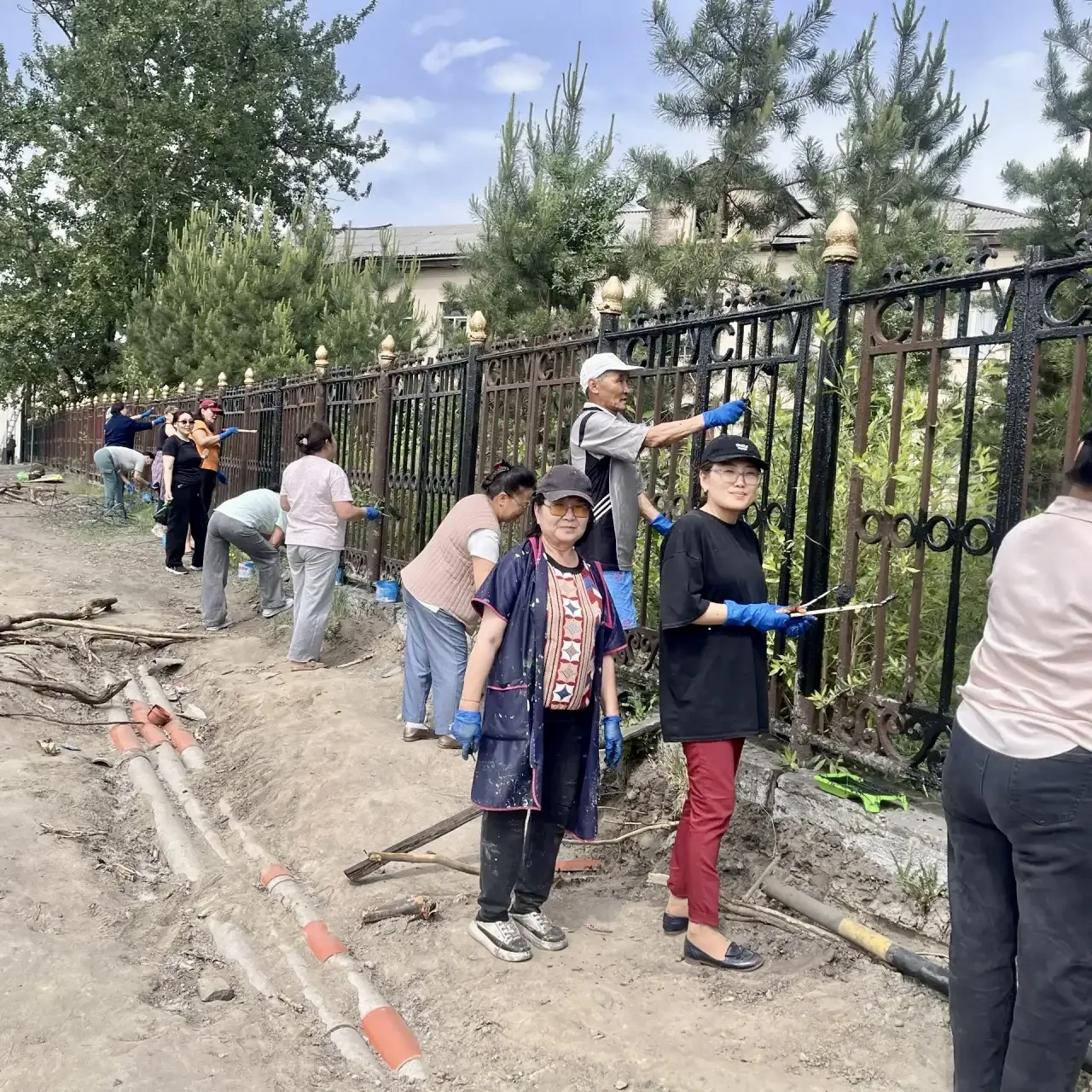 Совместный труд на благо техникума

Общими усилиями работников была проведена покраска ворот технику