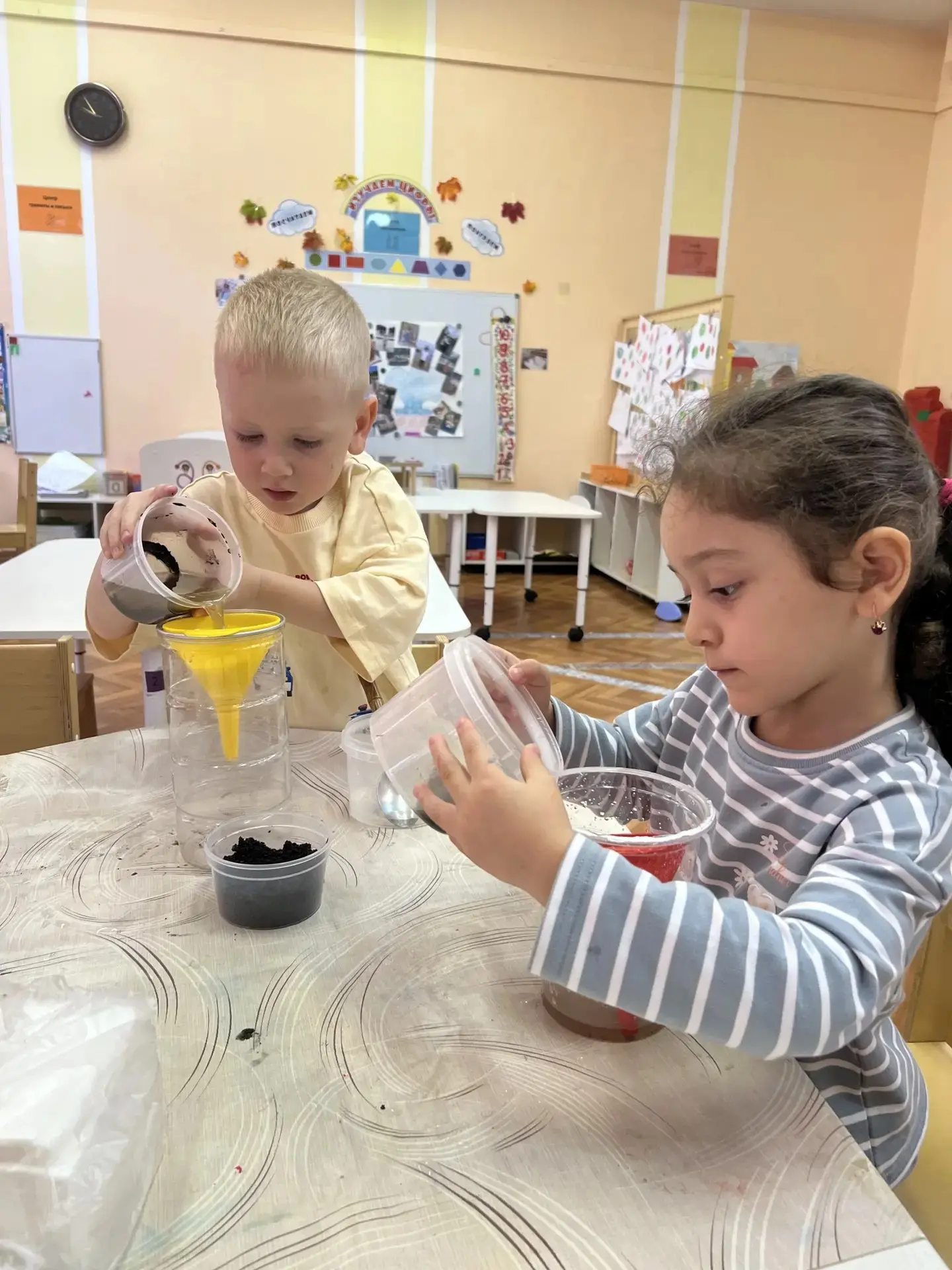 💧 Удивительные эксперименты проходят у наших дошколят!
