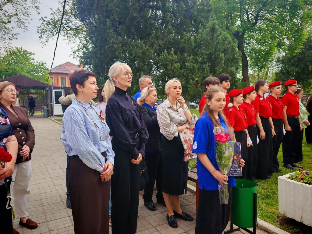 В школе №4 им. В.М. Евскина почтили память героя-выпускника: открытие Парты, мемориальной доски, Алл