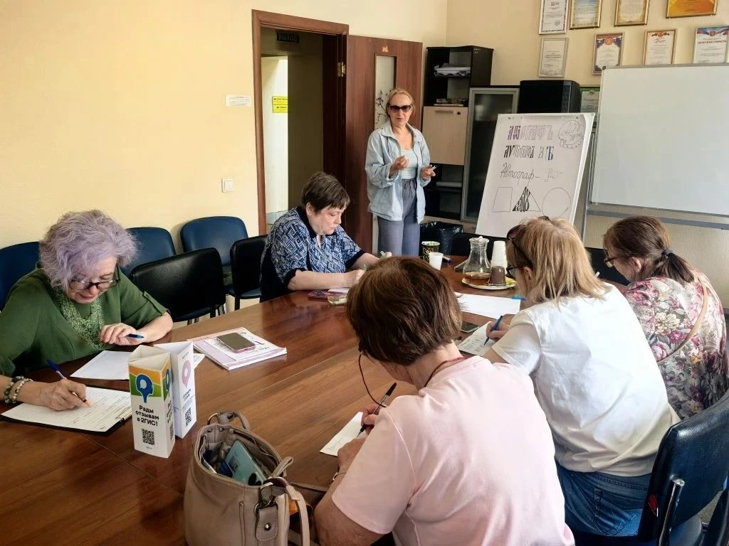✒️ В геронтологическом центре регулярно проходят занятия по каллиграфии. Это уникальные...