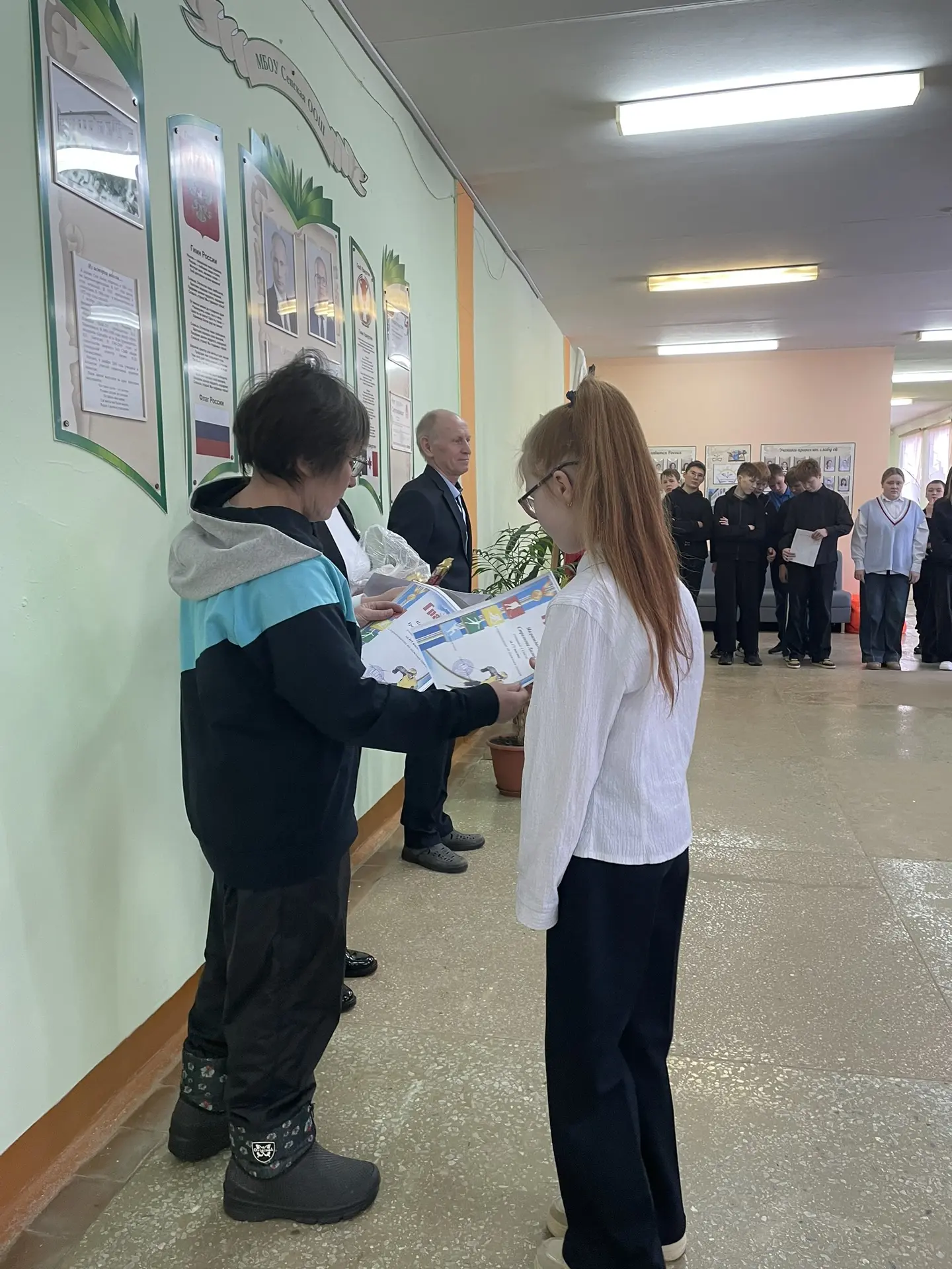 Сегодня на традиционной школьной линейке вручили грамоты учащимся, занявшим призовые ме...