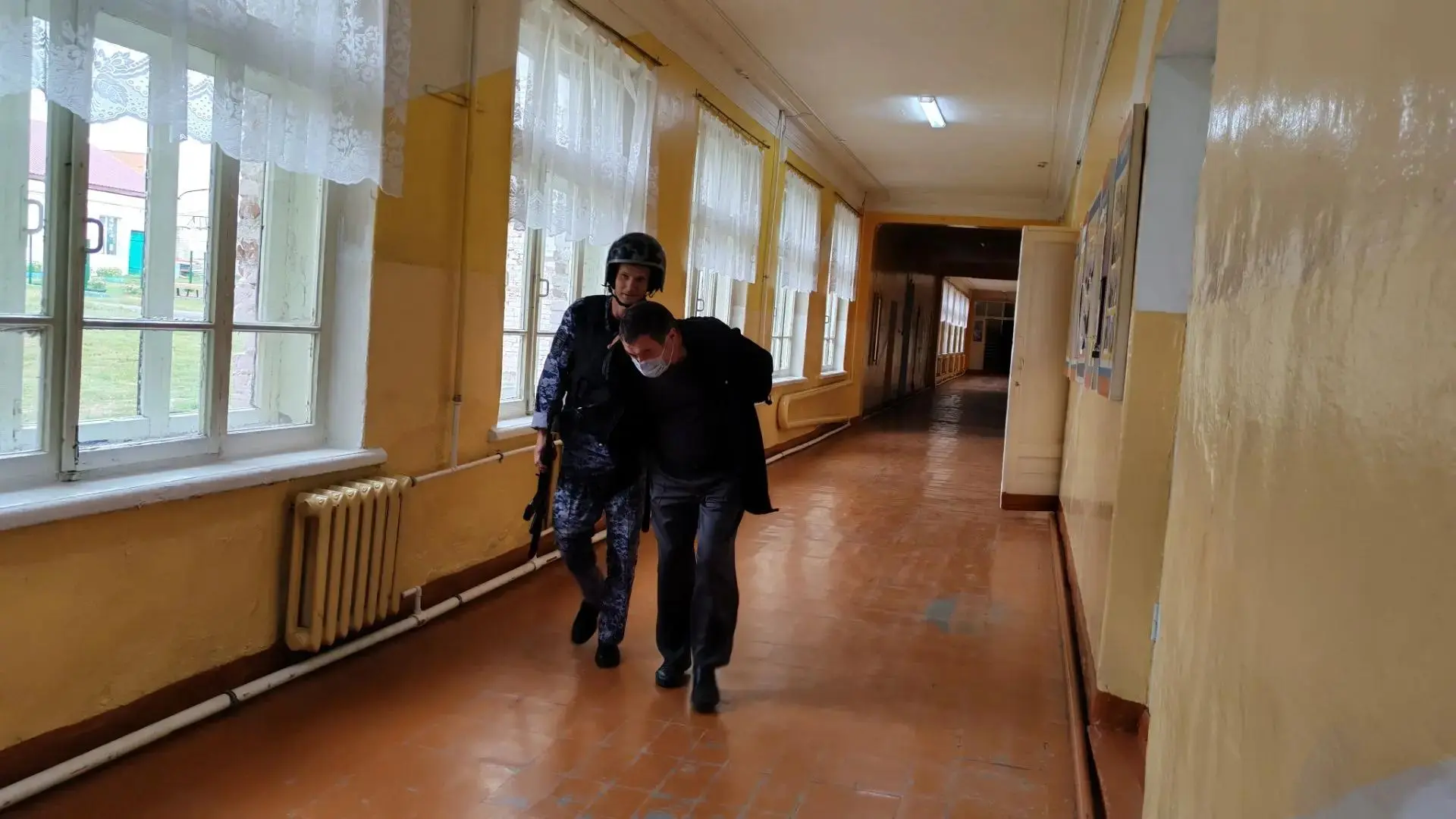 18  августа в МБОУ СОШ № 2 г.Петровска прошли учения по отработке комплексного сценария...