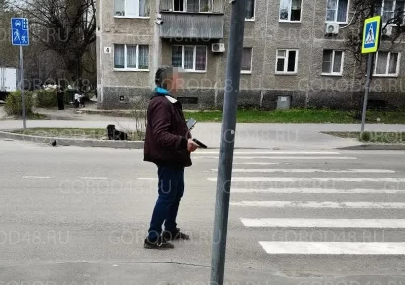 На Юбилейной в Липецке мужчина вышел на дорогу с «пистолетом»  Ситуация быстро привлекла внимание — 