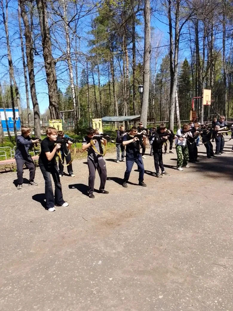⭐Будни идут, а наши восьмиклассники в  военно-патриотическом центре Авангард. ☝️  🇷🇺 Ребята познаком