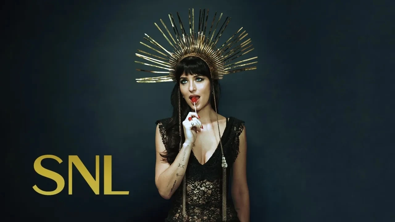 Утренняя Дакота Джонсон у нас от SNL. Дакота везде с продвижением фильма «Верити». Он у...