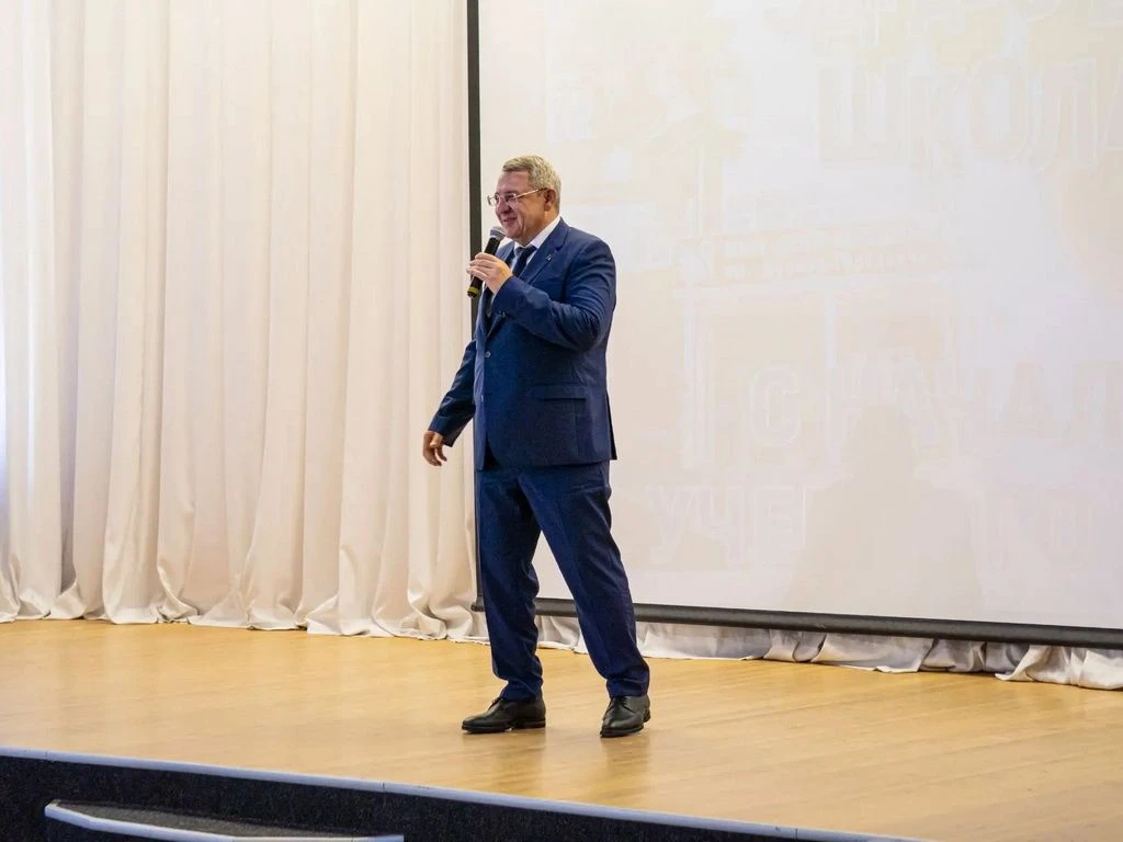 Василий Филипенко принял участие в торжественной линейке в школе №7 Ханты-Мансийска.