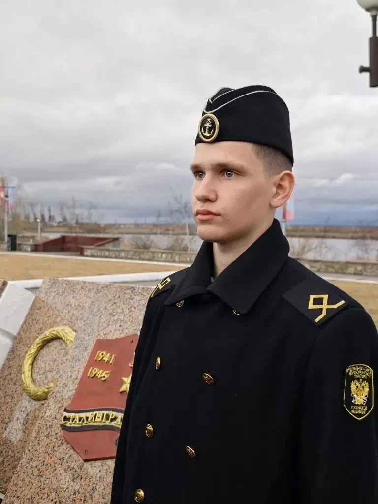 СОГРЕЕТ СЕРДЦЕ ПАМЯТИ СВЕЧА...  ...Ты помолчи, Ты просто помолчи, Свеча горит и никогда не гаснет. К