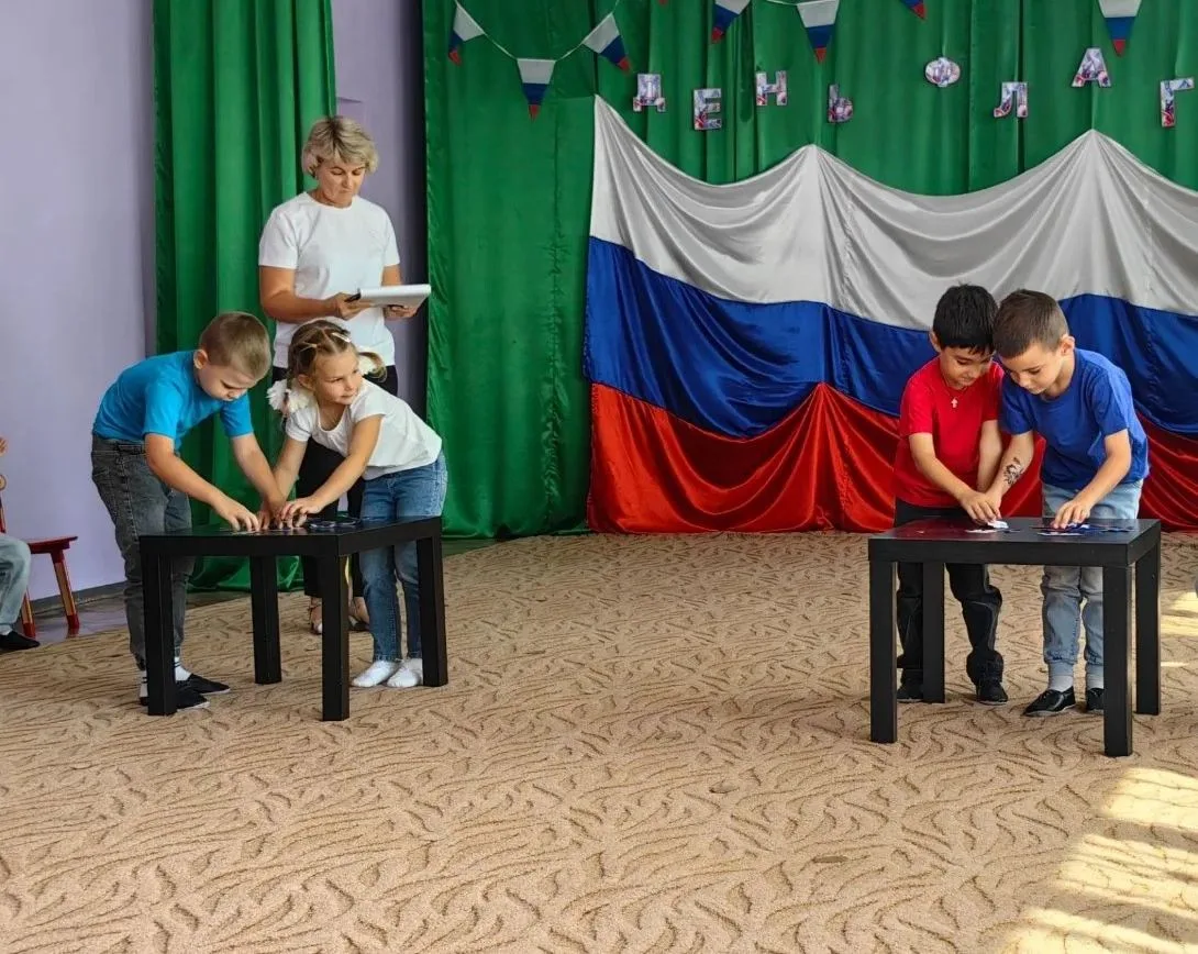 «Гордо реет флаг России!»: празднуем День Государственного флага в МБДОУ «Сказка»