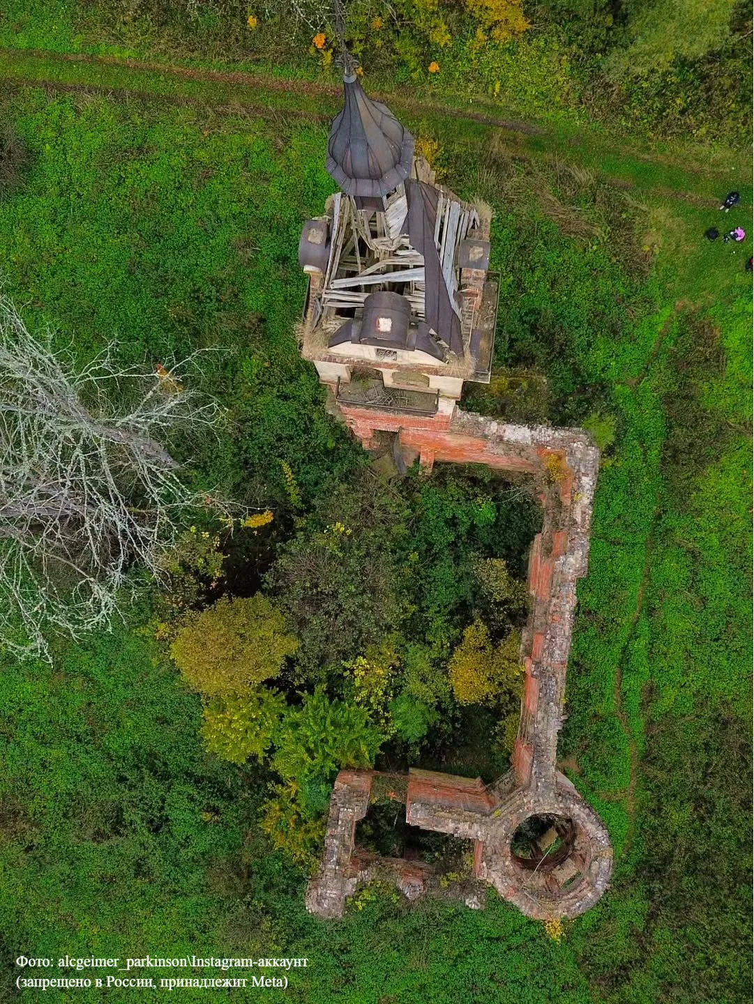 Замок Рапунцель в Новгородской области 🏰  Так его прозвали из-за башенки, которая до сих пор виднеет