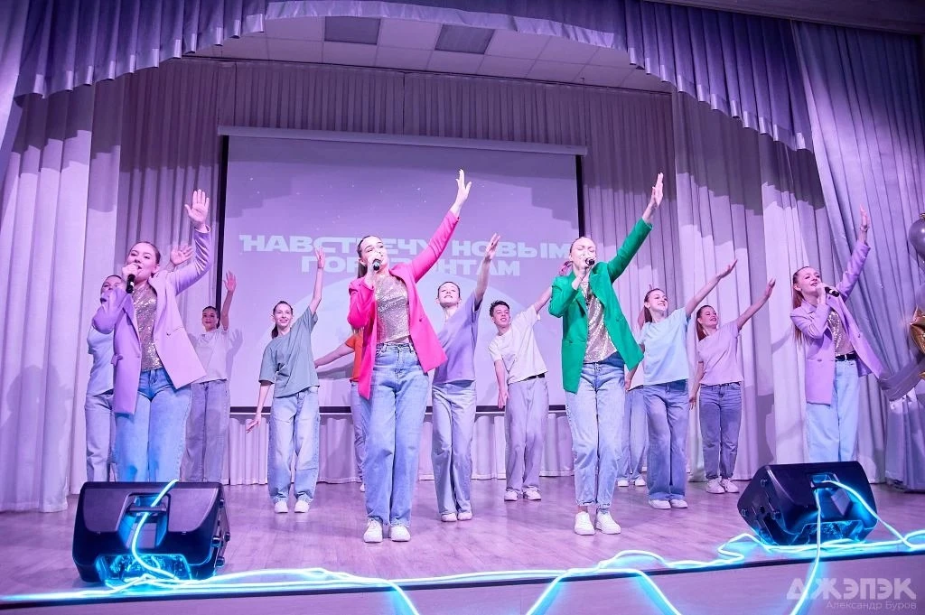 ✨ В добрый путь, выпускники!  Торжественно и грандиозно, словно космический корабль, готовый к обрат
