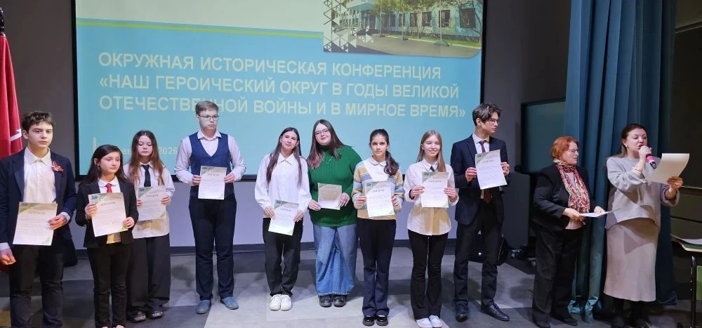 "Нам незачем сдерживать гордости слезы, Когда вспоминаем великих людей, Что бились в жару, и в дожди
