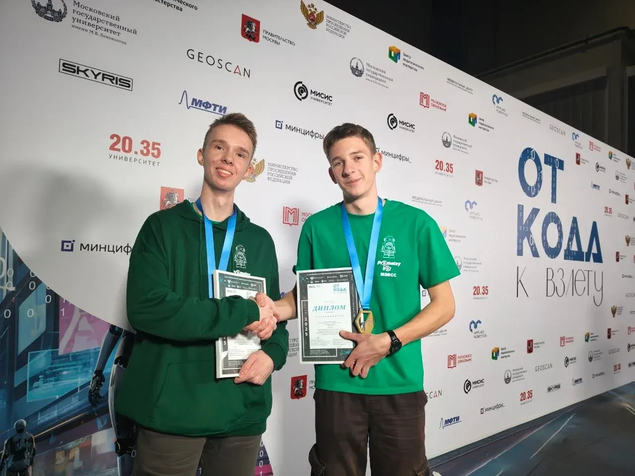 🏆 Поздравляем ребят из Миасса с победой на первой Всероссийской олимпиаде по робототехнике!  Церемон