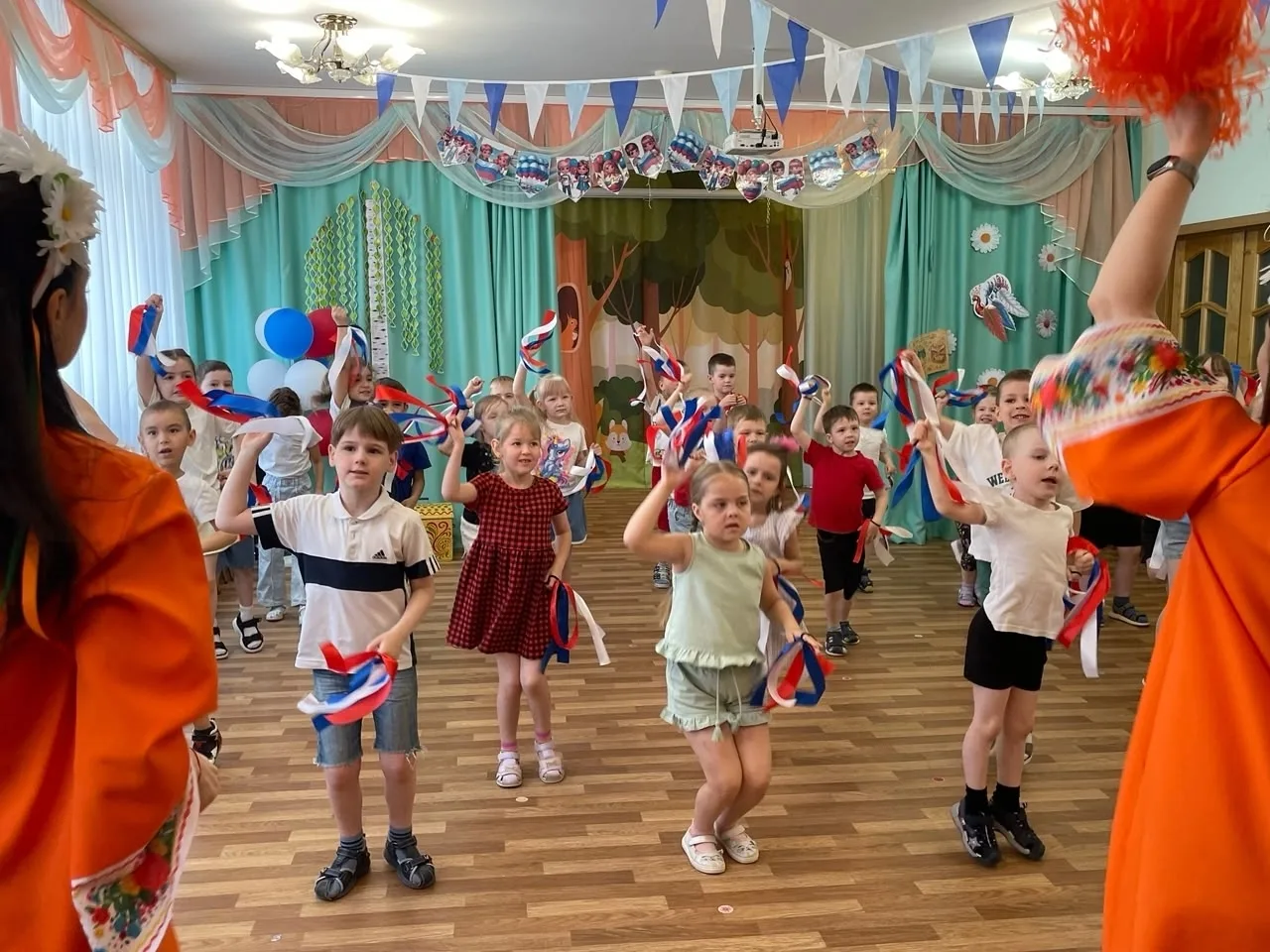 Дорогие родители, поздравляем с наступающим Днем России!

Вчера и егодня в нашем детском саду прошли