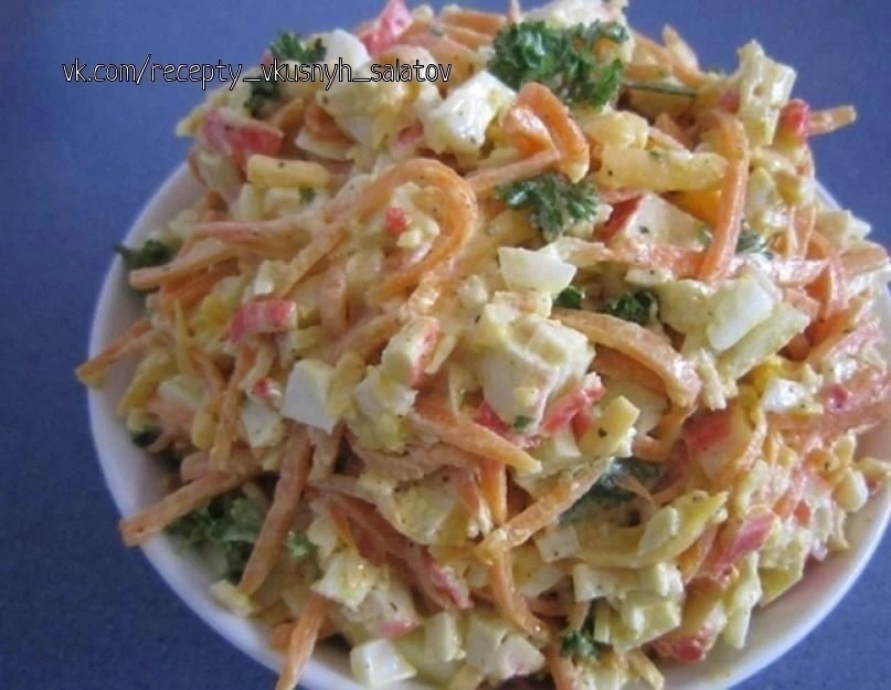 Салат с морковью, сыром и крабовыми палочками