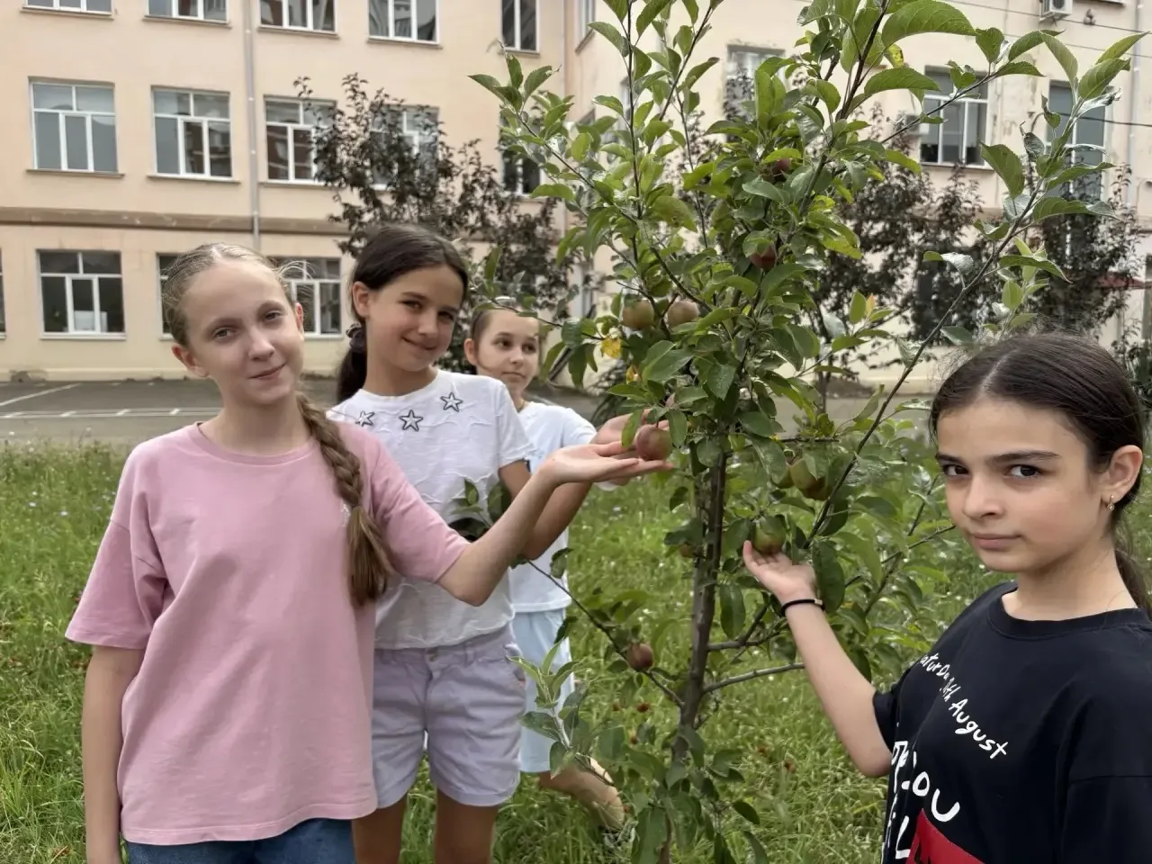 Труд облагораживает, а природа вдохновляет. 
Сегодня ученики 6 «А» успешно совместили полезную работ