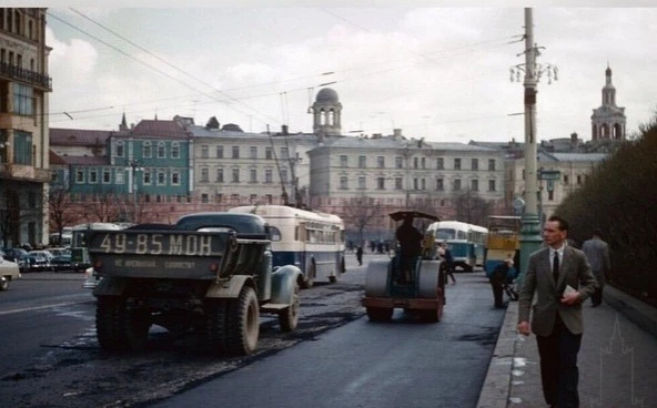 У гоcтиницы Μетрополь в Μосквe, 1962 год

Сделано в СССР - подписаться