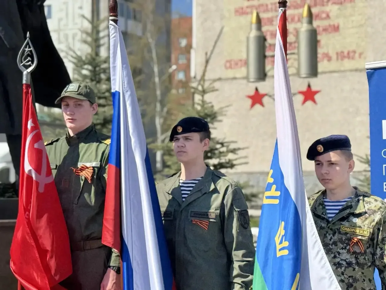 🇷🇺 «Их подвиг будем помнить мы»: юные федюнинцы почтили память героев у памятника легендарному коман