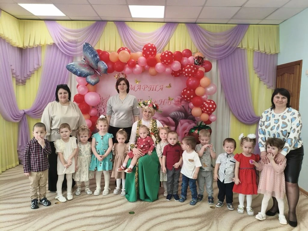Сегодня в младшей группе состоялся праздничный утренник, посвящённый 8 марта.  Дети про...