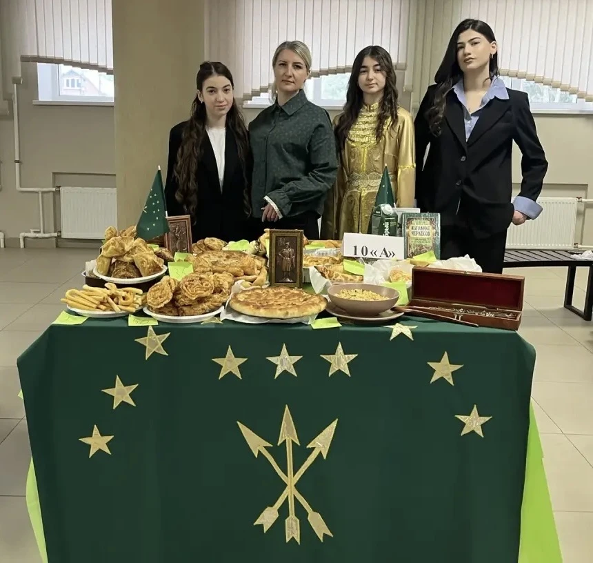🗓️ Сегодня в школе прошла ярмарка «В семье единой», посвящённая году народного единства!  Каждый кла