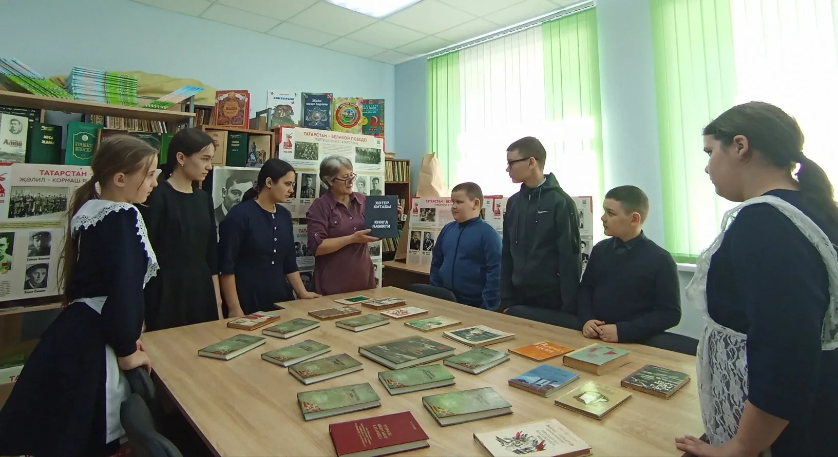 В школьной библиотеке прошел библиотечный урок для обучающихся в рамках акции «Читаем д...