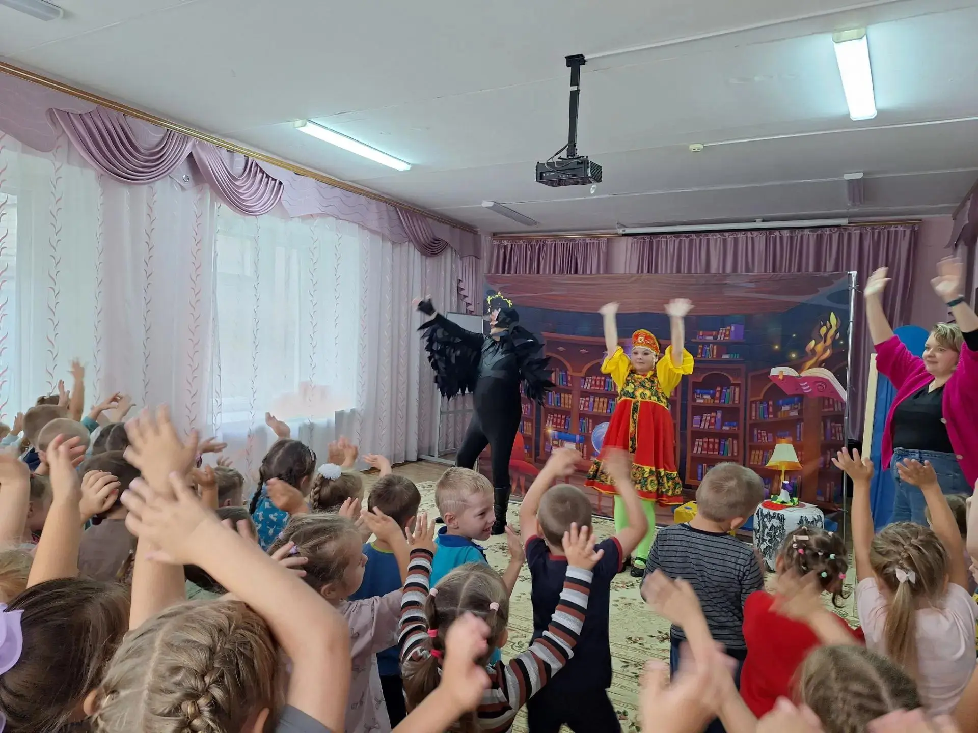 🎭 У нас в гостях была с театральной постановкой "Империя праздника" . Детям представил...