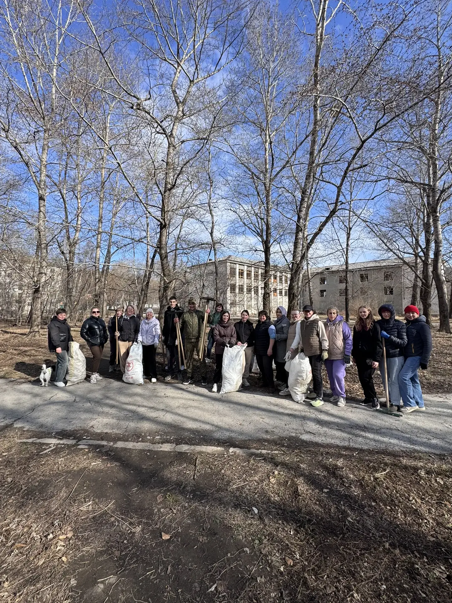 Субботники продолжаются  Вчера к уборке территории города присоединились студенты и коллектив Дальне