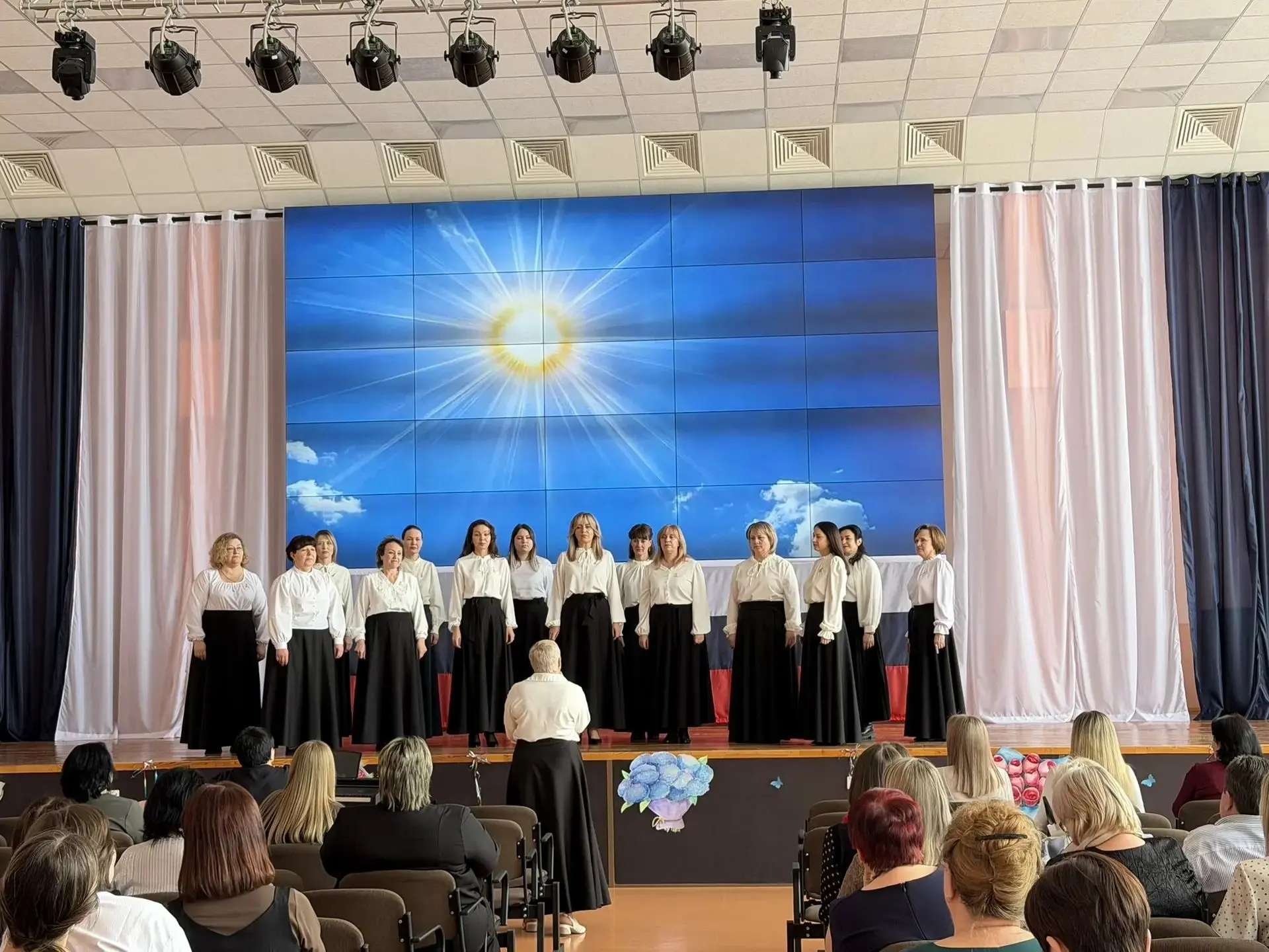 С днем мимоз, комплиментов, подарков и роз!  Сегодня в актовом зале было жарко от улыбок и аплодисме