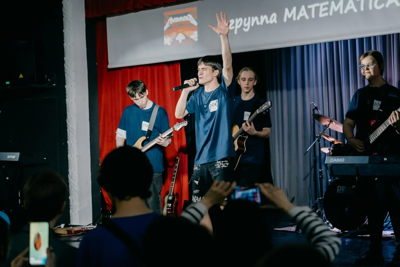 🎸 РОК, КОТОРЫЙ МЫ ЗАПОМНИМ   В минувшую пятницу Курчатовская школа буквально взорвалась звуком — у н