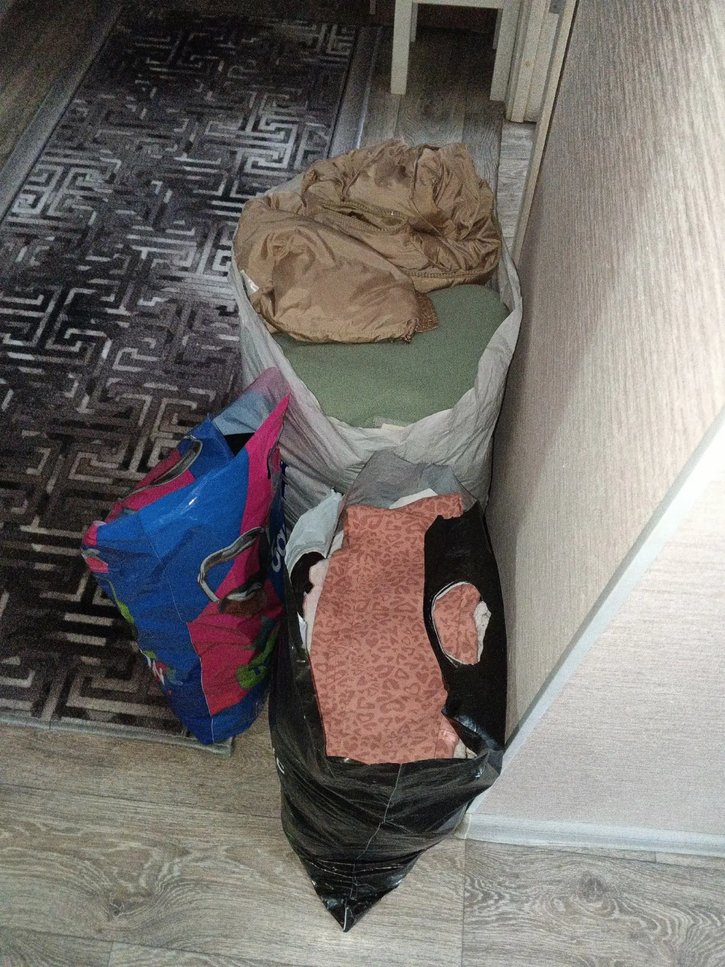 Отдам  пакеты вещей верхнюю одежду на девочку р. 152р и обувь 35 36 бесплатно приезжайт...