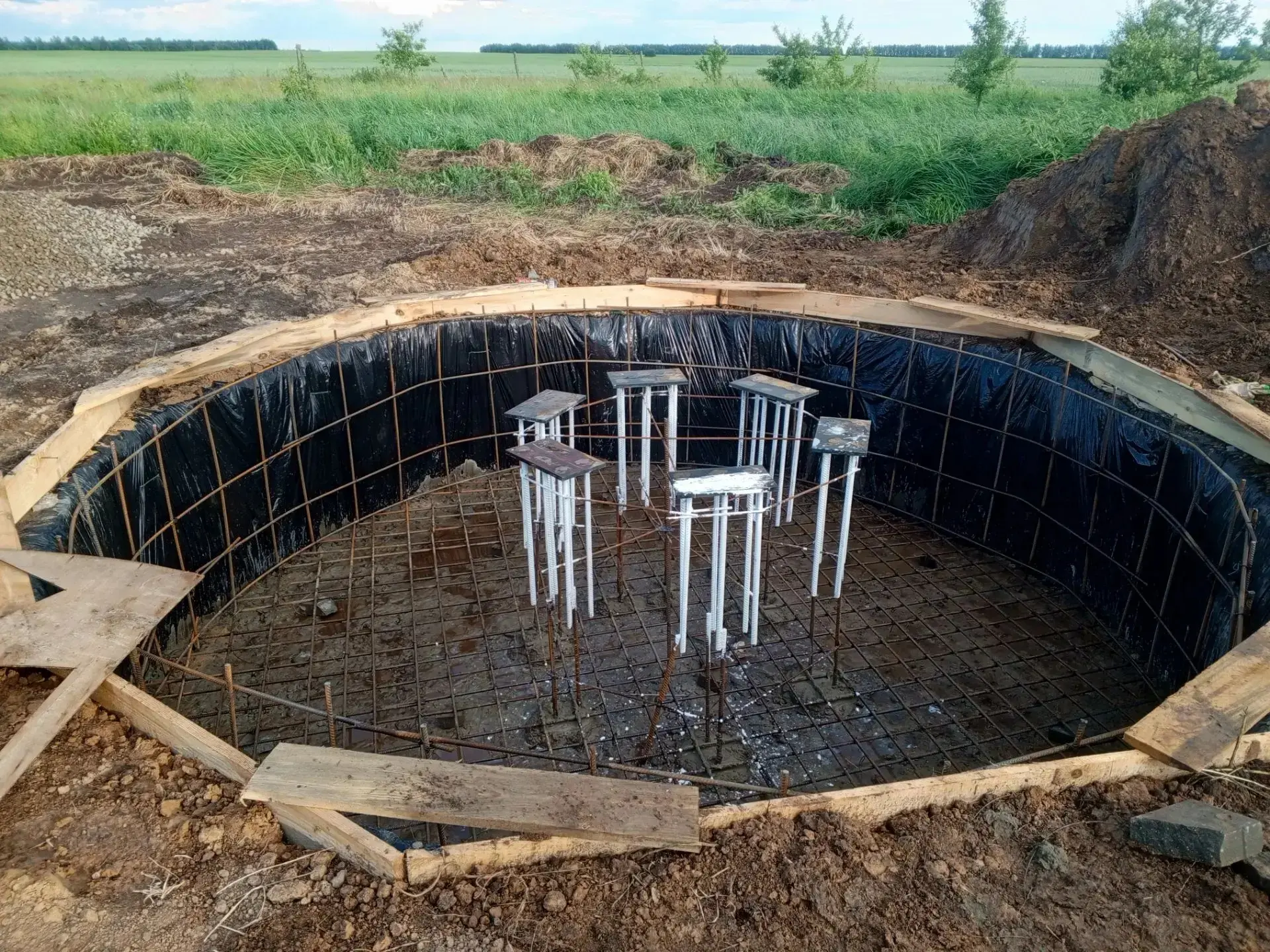 В деревне Лагеревка Комаричского района ремонтируют водонапорную башню. Подрядчиком стала ИП Леонова