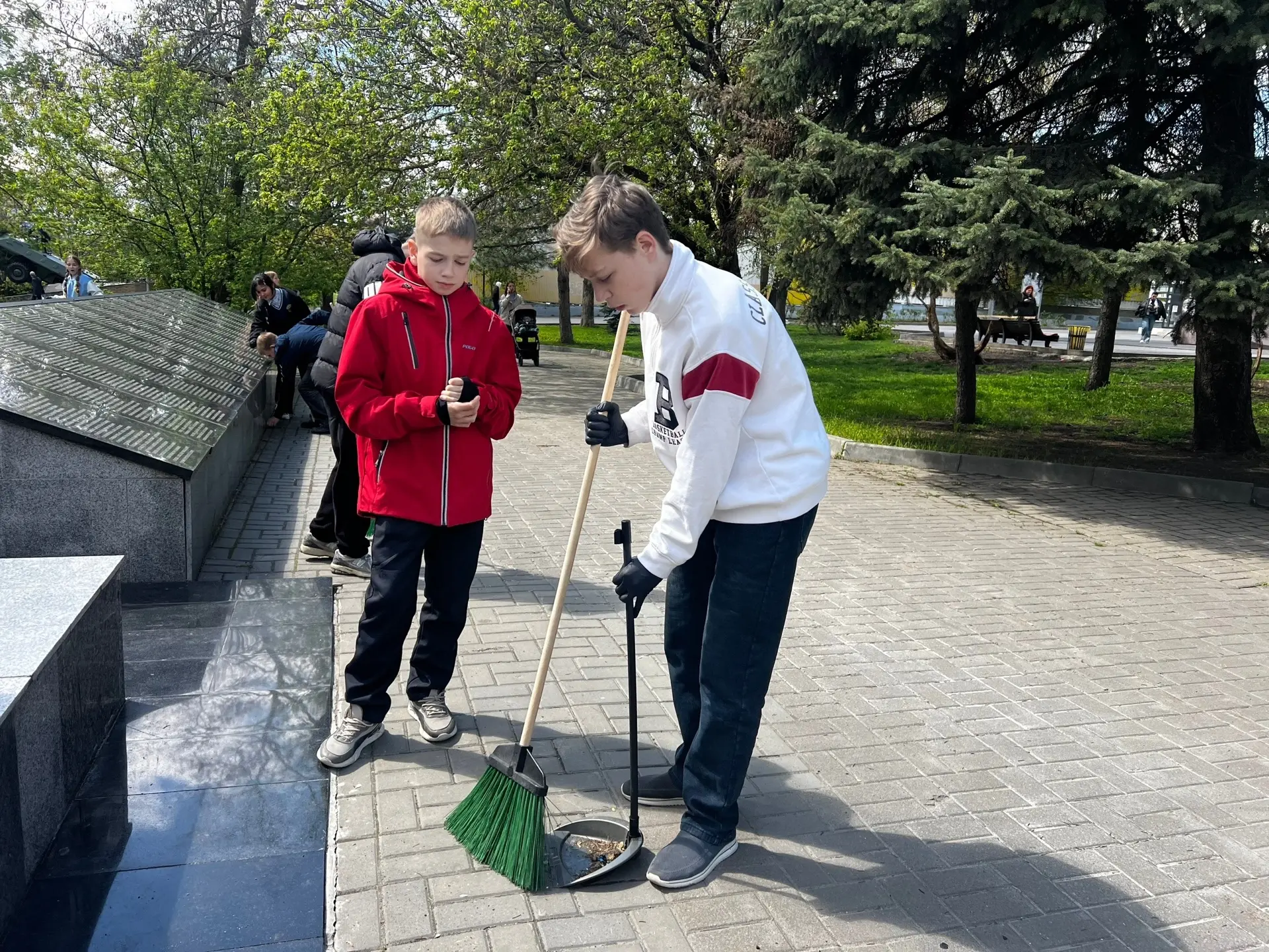 Ученики школы 104, отряд экологов и отряд волонтеров приняли участие совместно с учителями, родителя